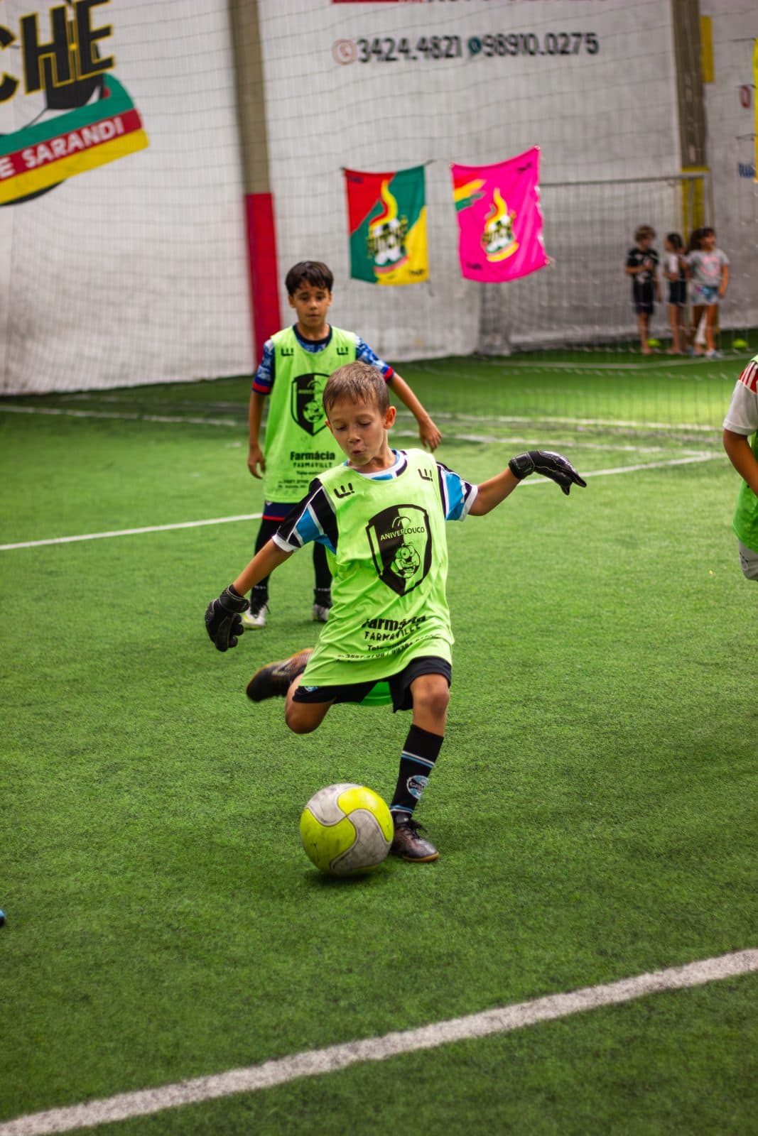 Criança driblando durante a recreação esportiva