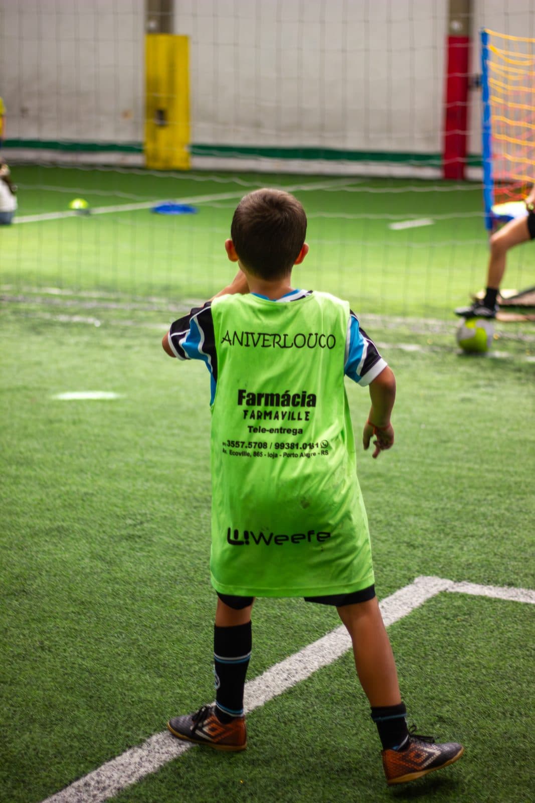 Criança com a camisa personalizada do Aniverlouco