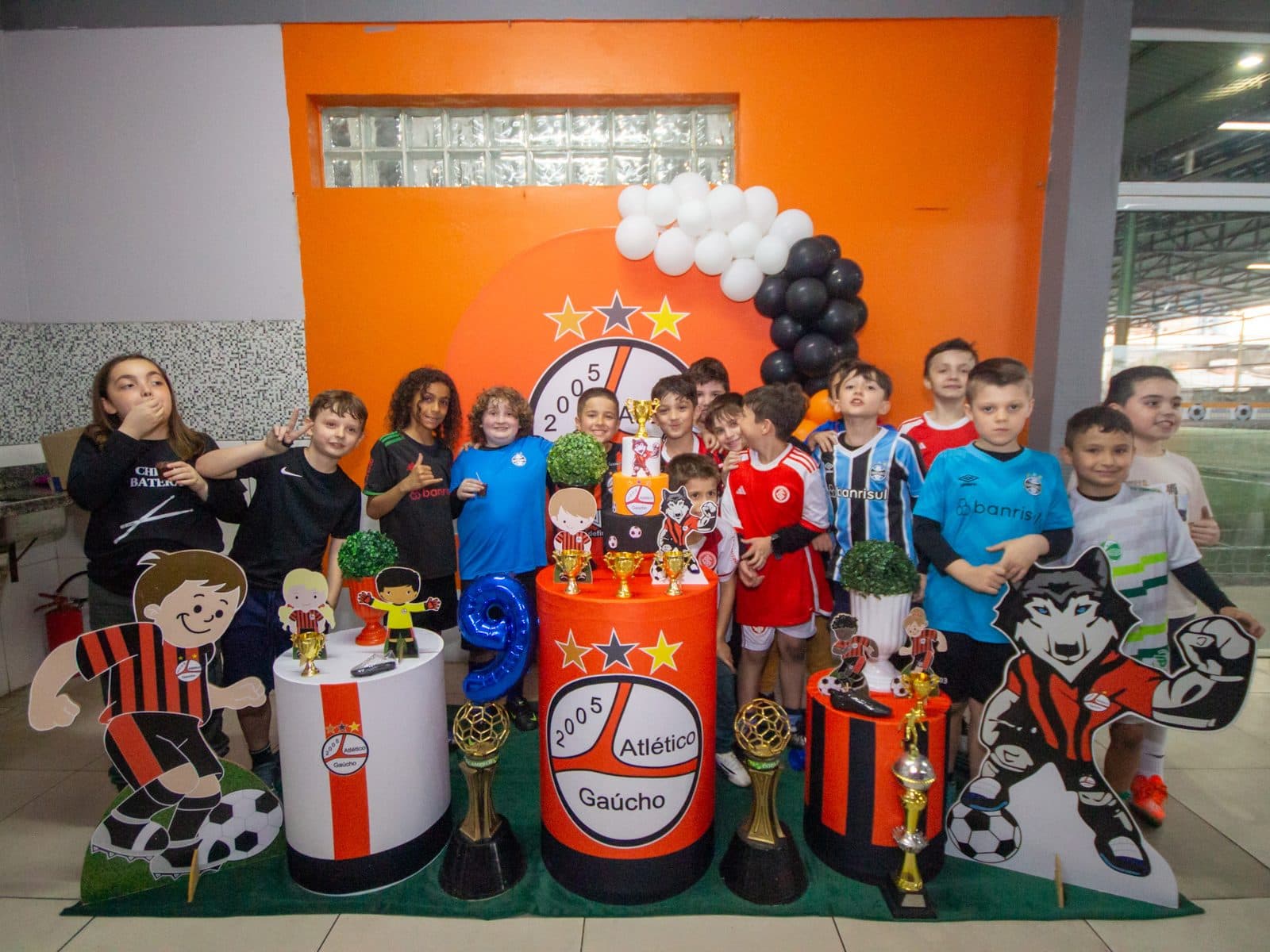 Mesa decorada no tema do futebol