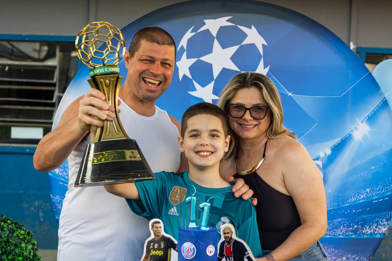 Família comemorando com o troféu