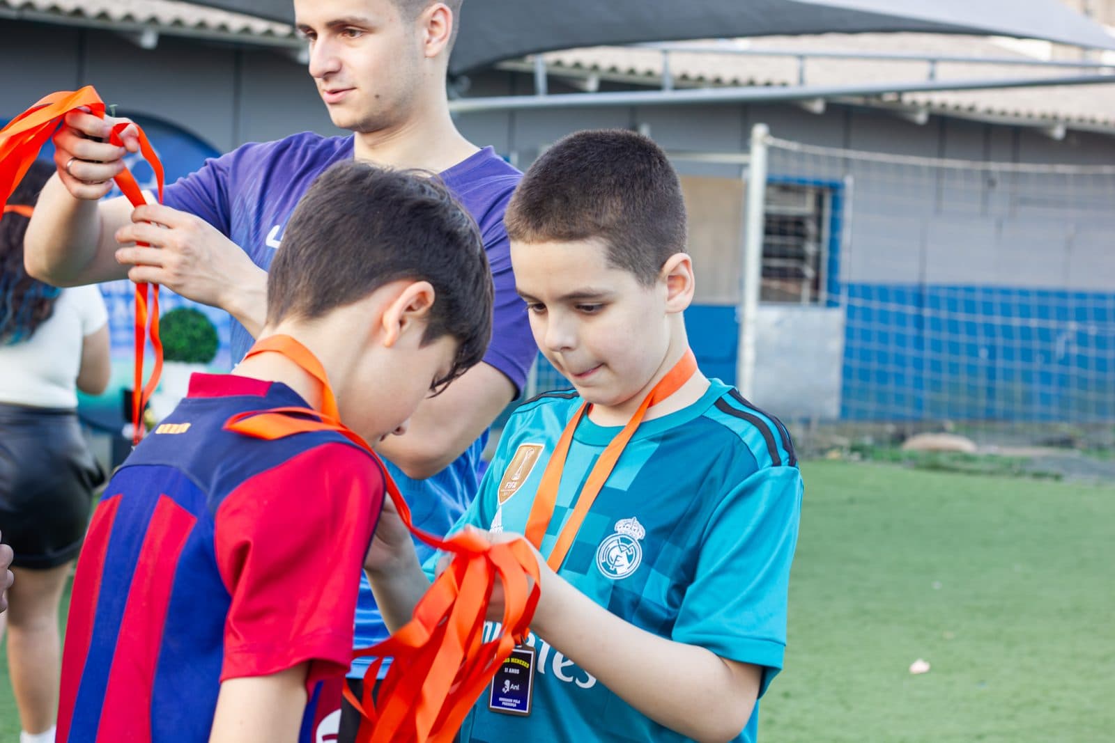 Crianças recebendo medalhas no pódio