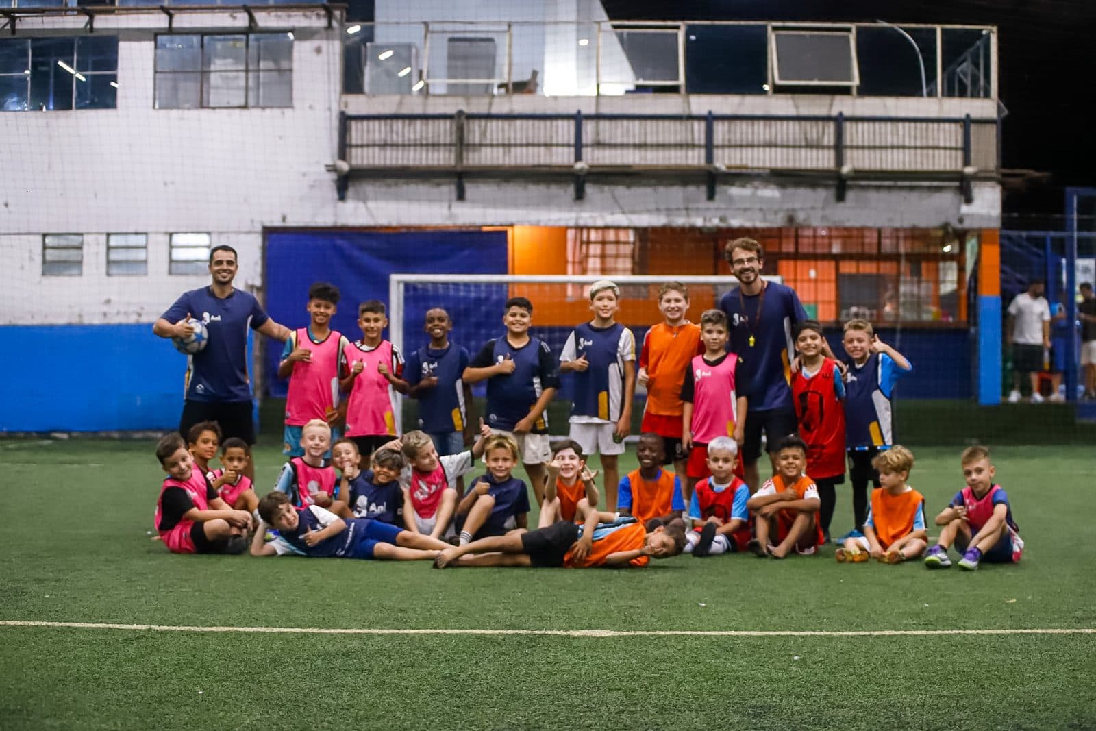 Foto da turma na quadra parceira